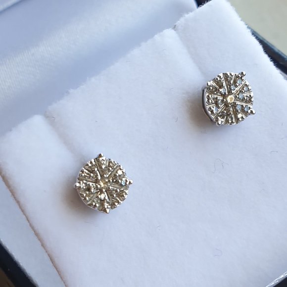 White gold diamond stud earrings (NWT) - Picture 2 of 8